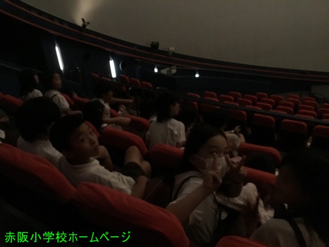 ６月２８日 校外学習 ４年生 ホームへ 学校生活トップへ ４年生は理科の学習ですばるホールにプラネタリウムを見学に行きました プラネタリウムでは星空について学習をしました ぜひお家で星空を見る機会を一緒に作っていただけたらと思ってい