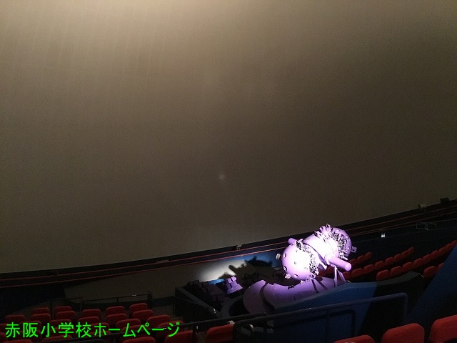 ６月２８日 校外学習 ４年生 ホームへ 学校生活トップへ ４年生は理科の学習ですばるホールにプラネタリウムを見学に行きました プラネタリウムでは星空について学習をしました ぜひお家で星空を見る機会を一緒に作っていただけたらと思ってい